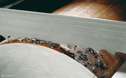 通辽带锯床线速度设定过高，为什么会导致带锯条齿尖发热加速锯条的磨损？